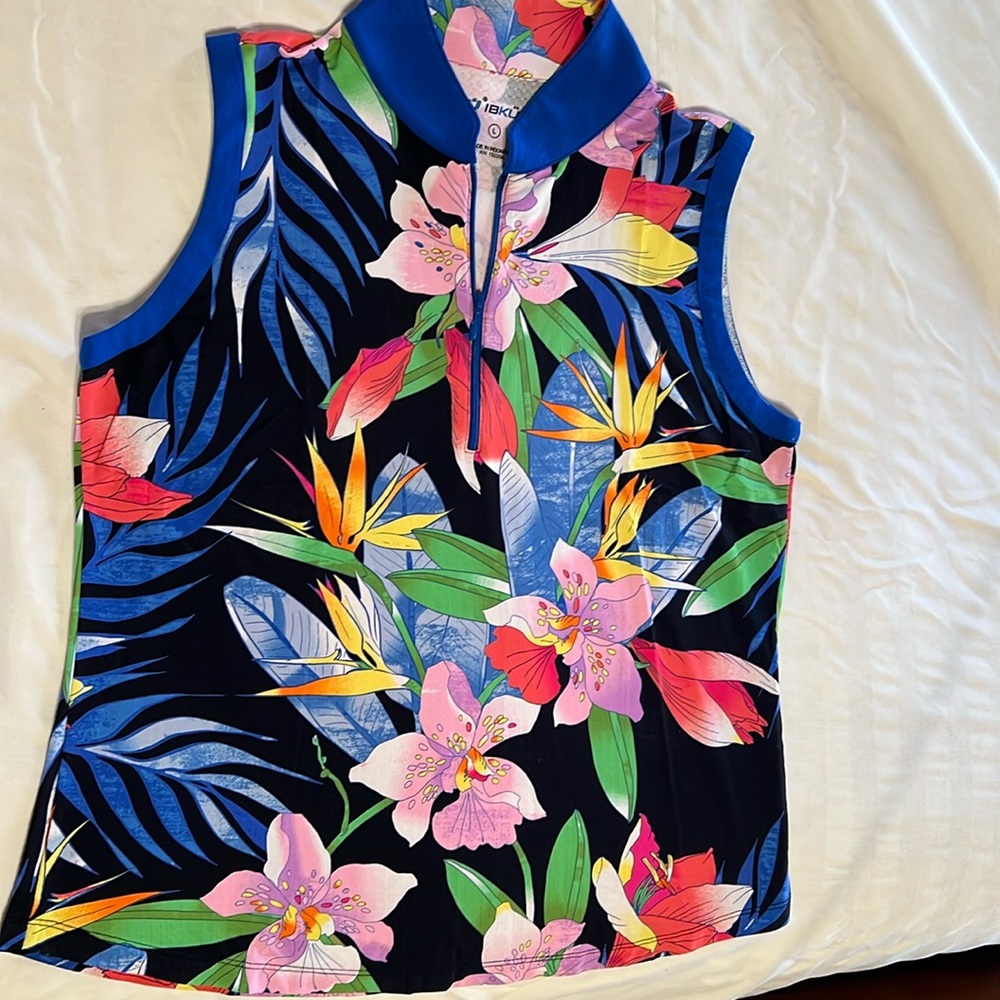 Women’s sleeveless golf shirt. Size large